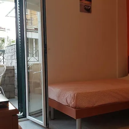Elisavet Apts * Kávos